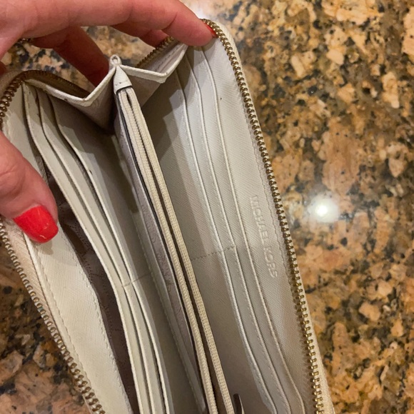 Michael Kors wallet - Picture 5 of 10